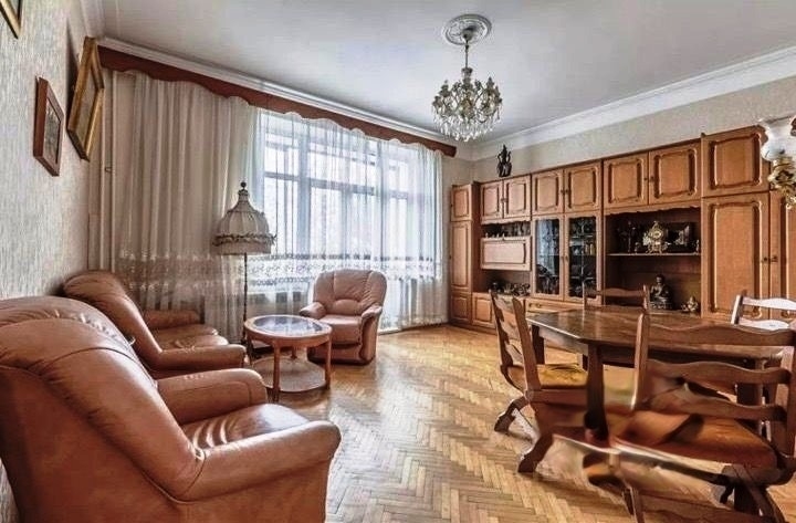 Продам 3-к квартиру в районе с развитой инфраструктурой.