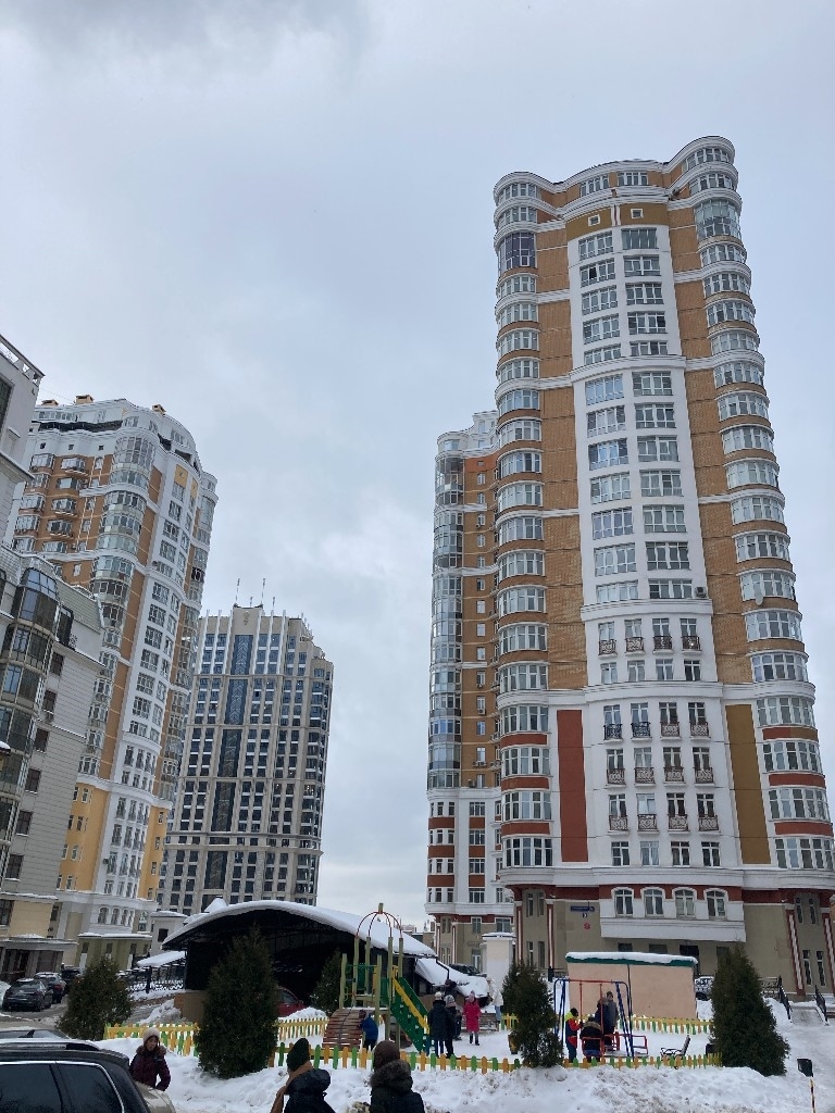 Предлагаем 4-комнатную квартиру в развитом районе по доступной цене.